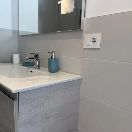 Host4u - Beautiful With 3 Bedrooms In إمبيريا