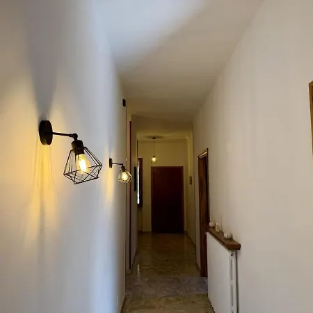 Host4u - Beautiful With 3 Bedrooms In شقة إمبيريا