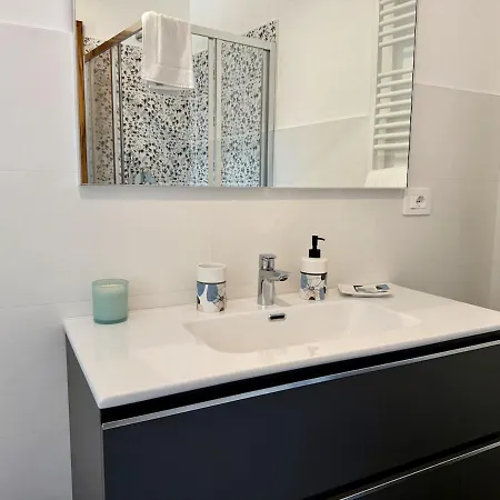 Host4u - Beautiful With 3 Bedrooms In * إمبيريا